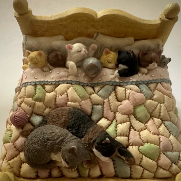 San Francisco Music Box Company “Love Makes The World Go Round” Music Box - Picture 6 of 7